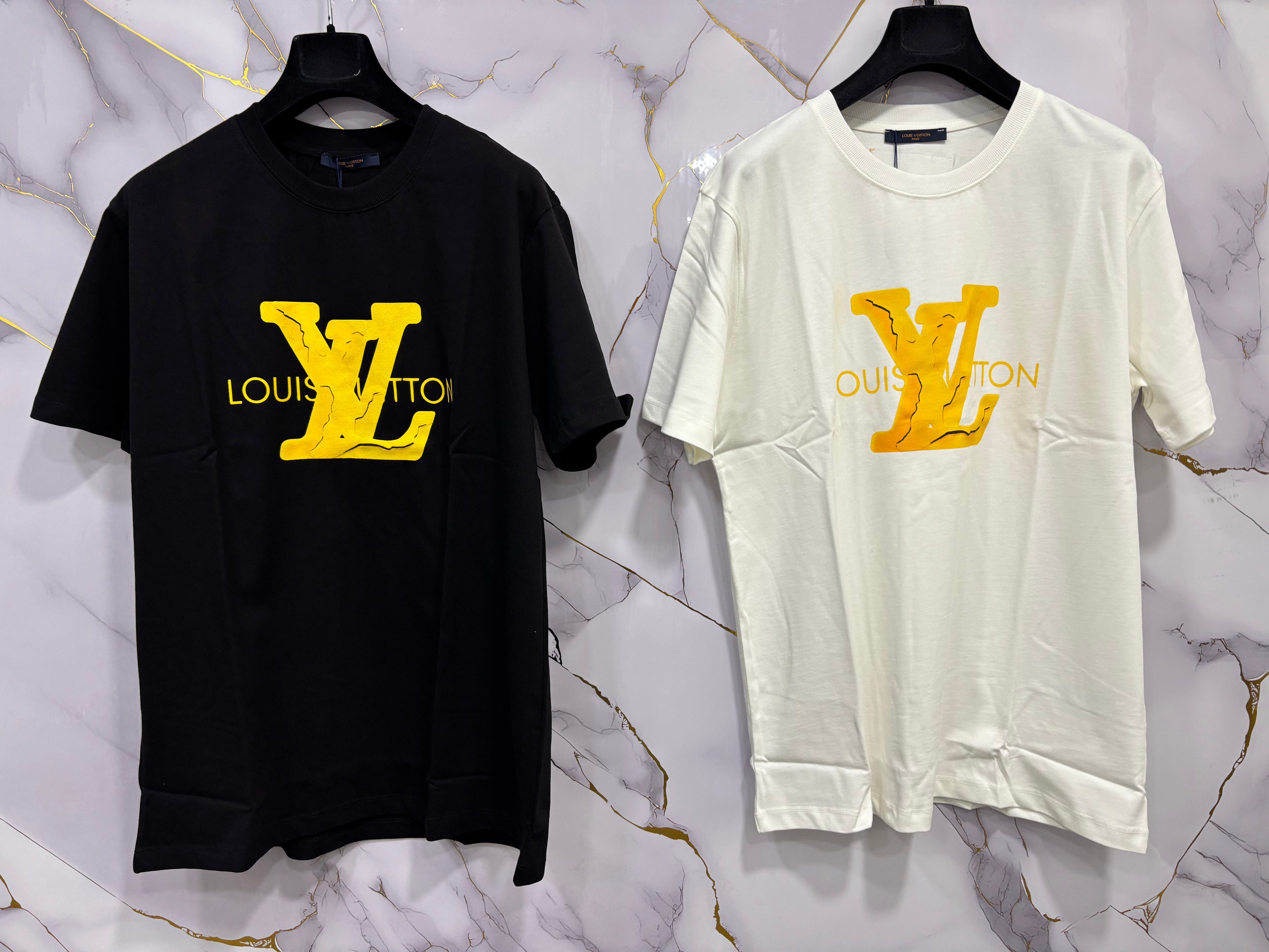 T-SHIRT LV (SCRITTA GIALLA)